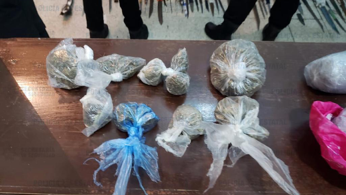 Aseguran objetos prohibidos y drogas en penal de Almoloya