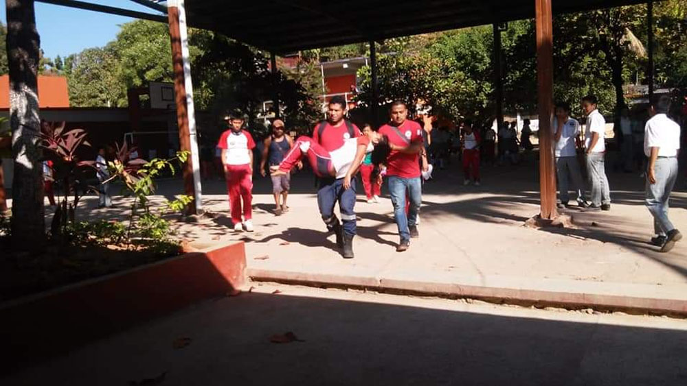 Padres de alumnos intoxicados en Guerrero afirman que fueron drogados