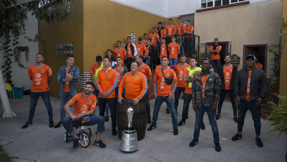 América rinde homenaje a ‘Chespirito’ en foto oficial