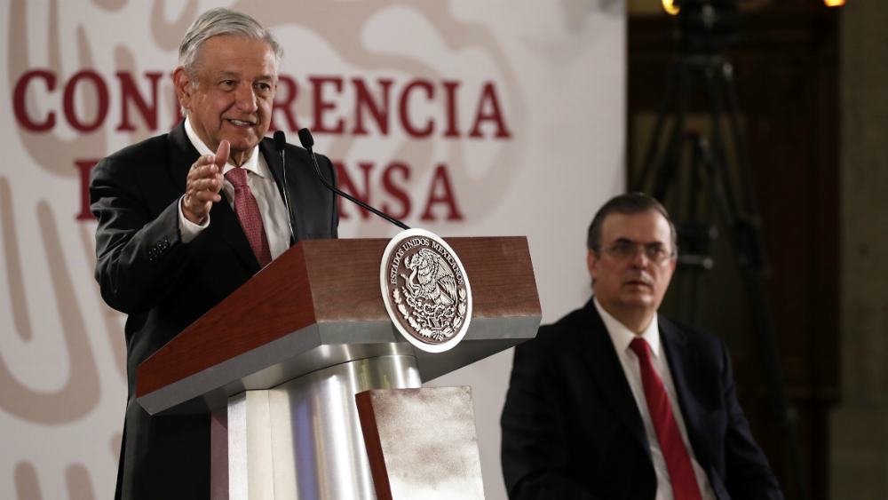 López Obrador dialoga con funcionarios de la cancillería