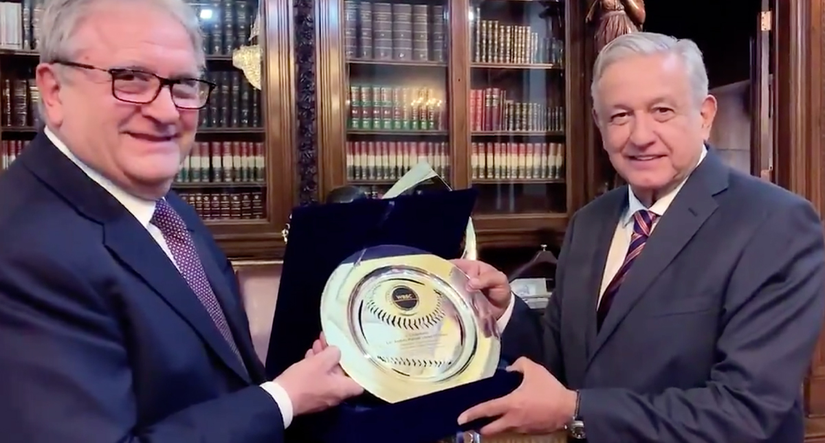 #Video WBSC nombra embajador de beisbol en el mundo a AMLO