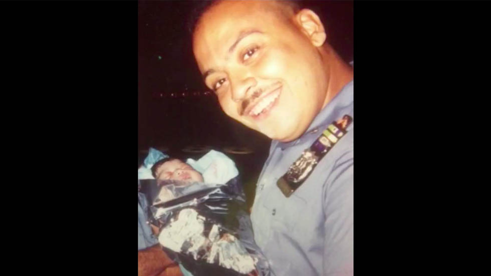 Policía retirado busca a joven que ayudó a nacer hace 25 años en NY