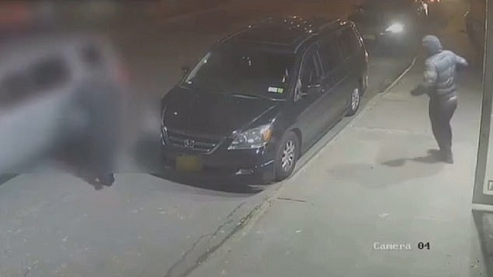 #Video Asesinan a hombre al subir a un Uber en Queens - antes-de-que-la-victima-suba-al-uber-el-agresor-le-dispara