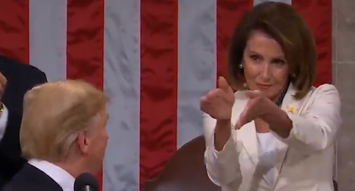 #Video Nancy Pelosi protagoniza momento viral ante Trump