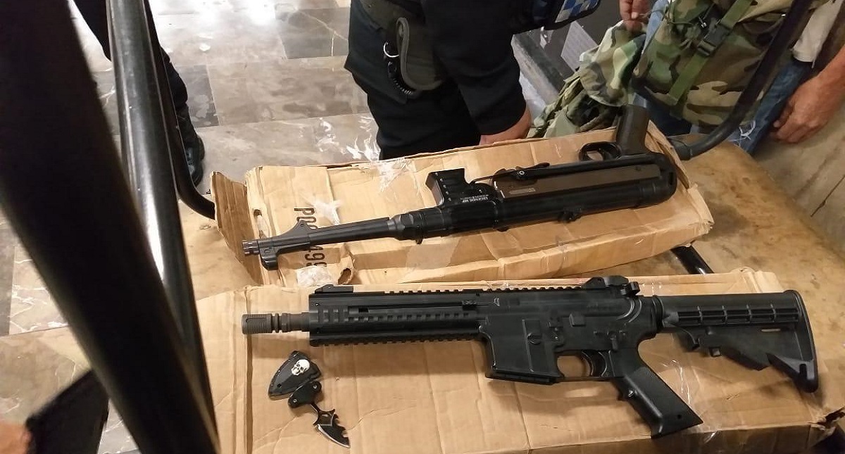 Detienen a usuario del Metro con réplicas de armas largas