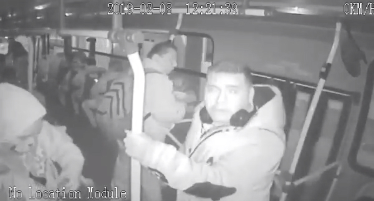 #Video Tapan con pintura cámaras de seguridad durante robo a pasajeros