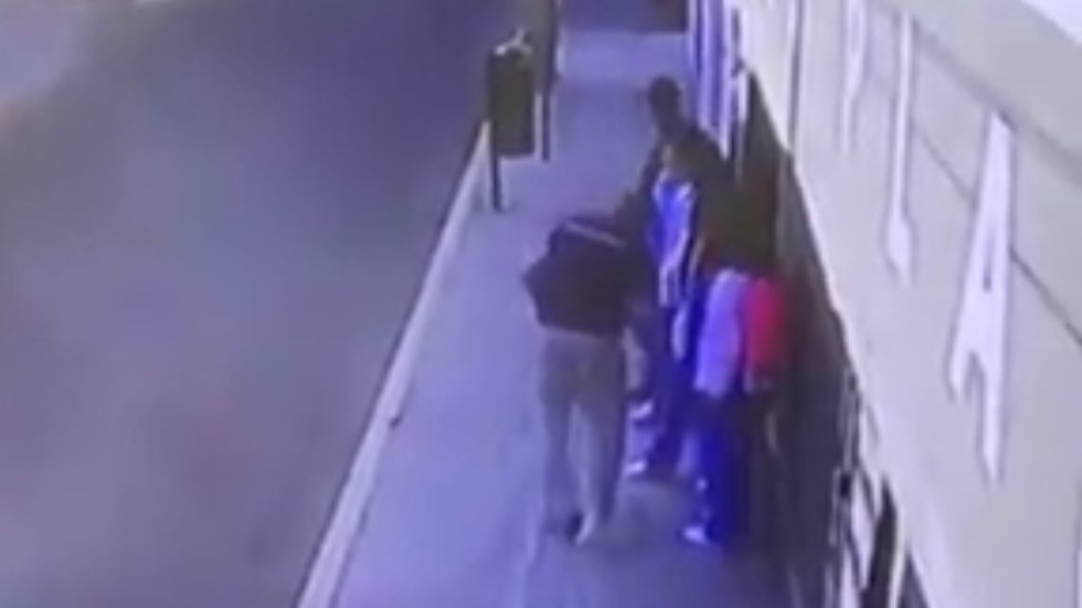 #Video Estudiante electrocuta a ladrón en Puebla - asalto-a-estudiantes-de-la-universidad-mesoamericana-en-puebla