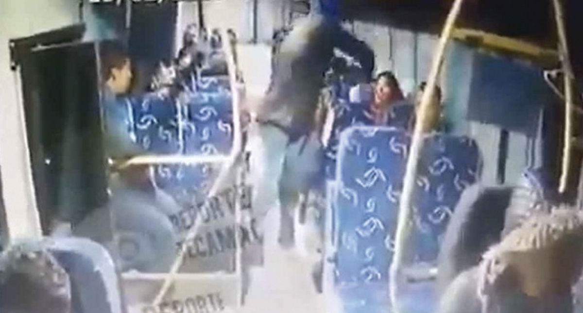 #Video Golpean a pasajera durante asalto en transporte público en el Edomex