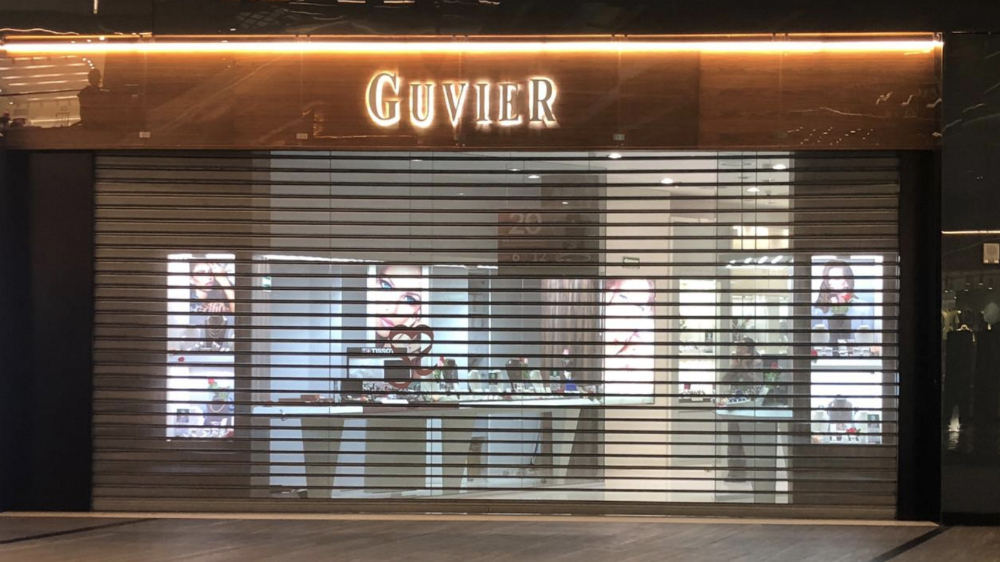 Sujetos armados asaltan joyería en centro comercial de Puebla