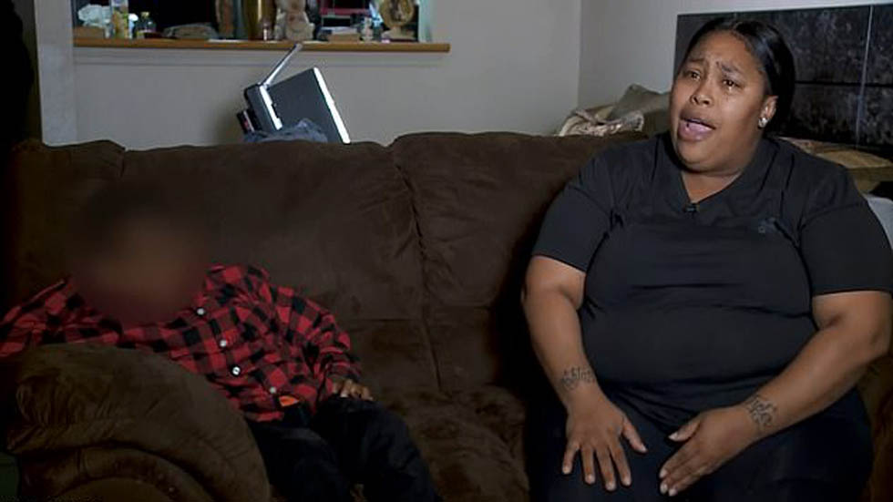 #Video Madre golpea a niño de nueve años a bordo de autobús escolar - ashley-batiste-con-su-hijo-quien-fue-golpeado-por-una-madre-de-familia