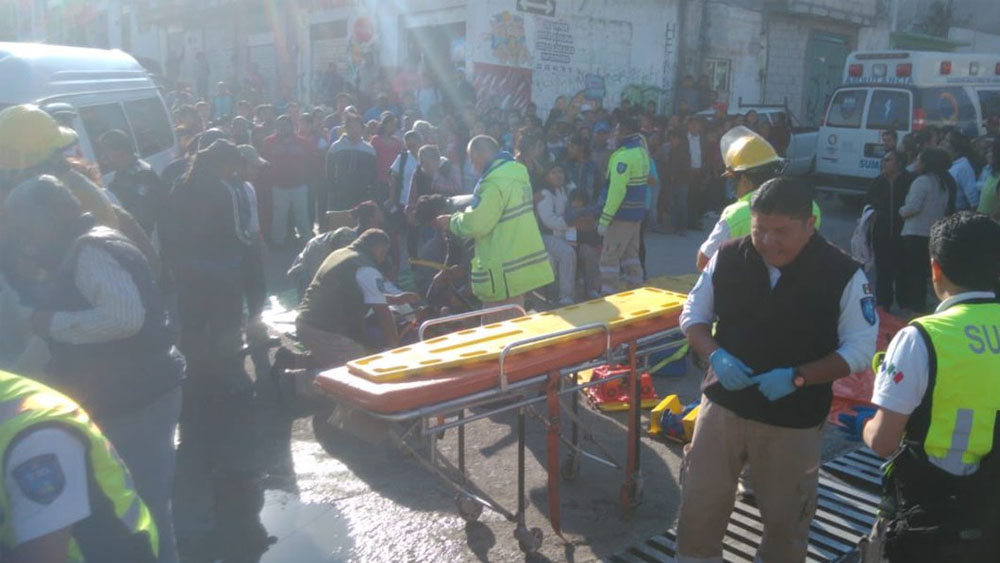Combi se queda sin frenos y atropella a siete personas en Puebla