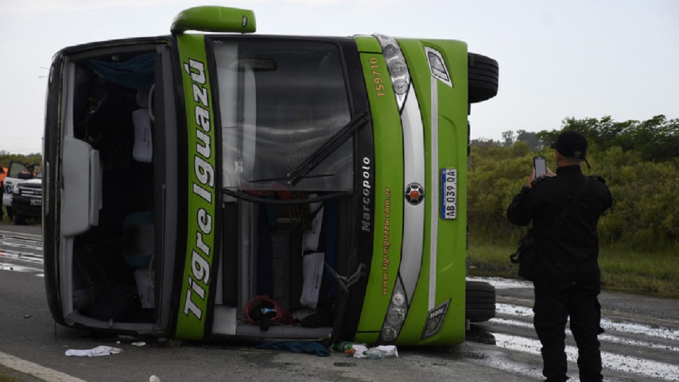Volcadura de autobús deja 35 lesionados en Argentina - autobus-volcado-sobre-autopista-en-argentina
