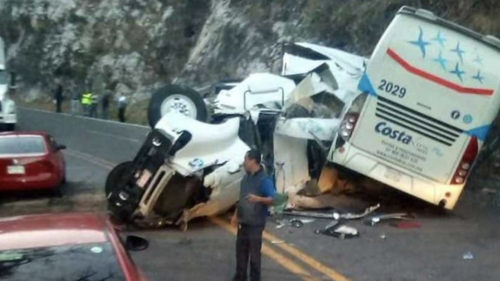 Accidente de tráiler y autobús en Autopista del Sol deja 10 lesionados