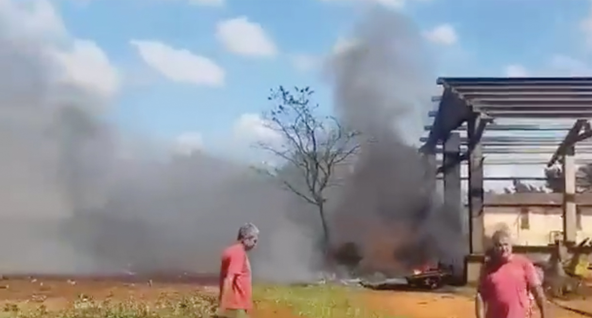 #Video Se desploma avión militar en Cuba