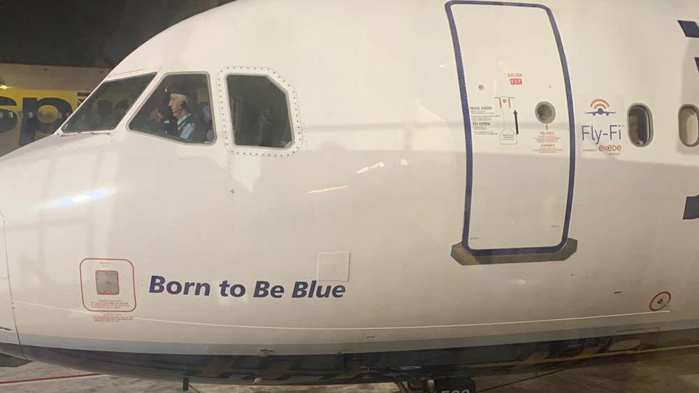 Bebé nace en pleno vuelo de Puerto Rico a Florida - avion-de-jetblue-con-la-leyenda-nacido-para-ser-azul