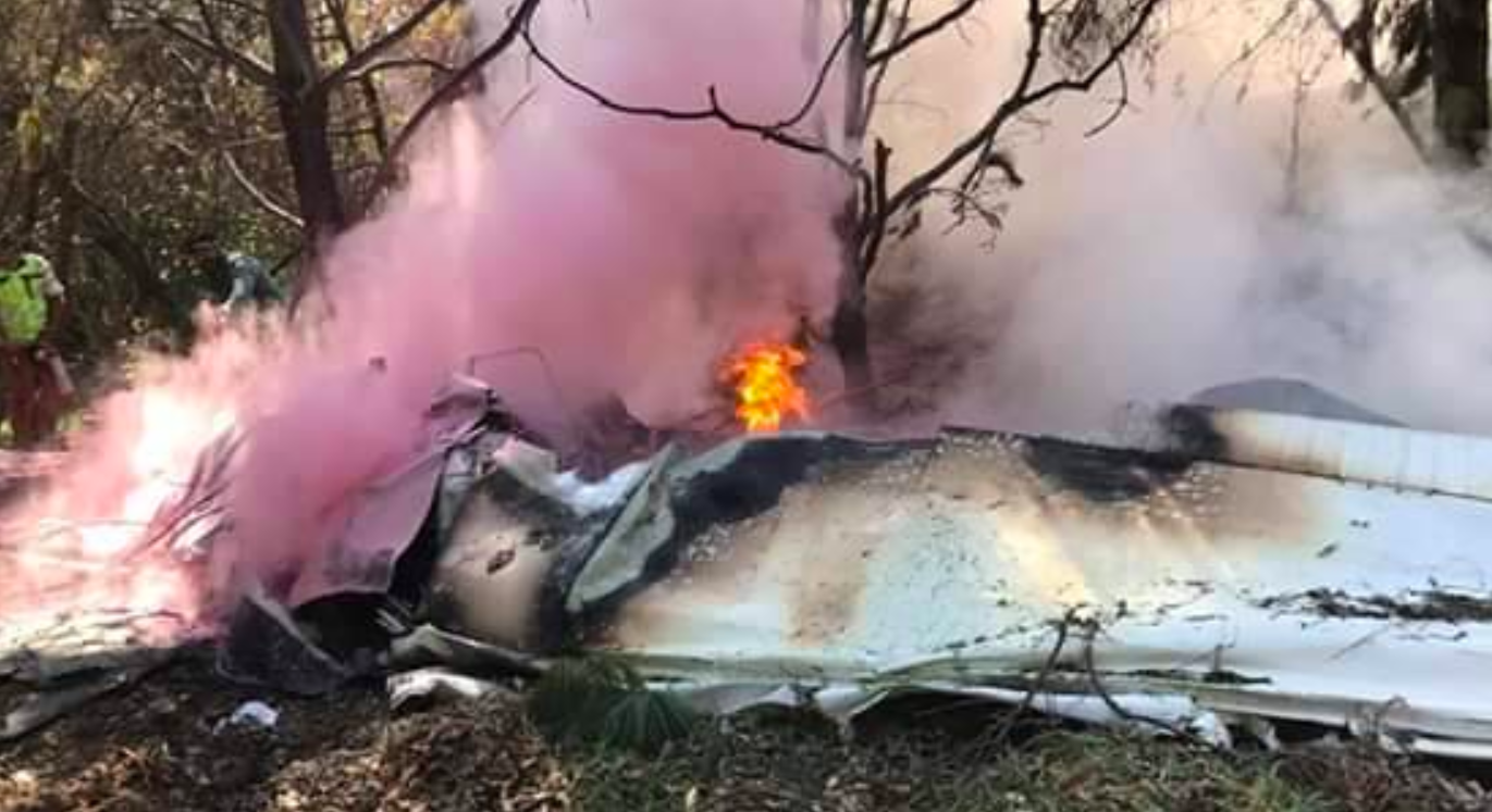 Mueren dos personas tras desplomarse avioneta en Atizapán