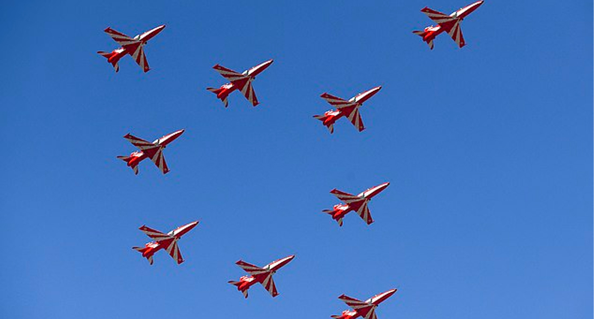 #Video Choque de aviones acrobáticos en India deja un piloto muerto