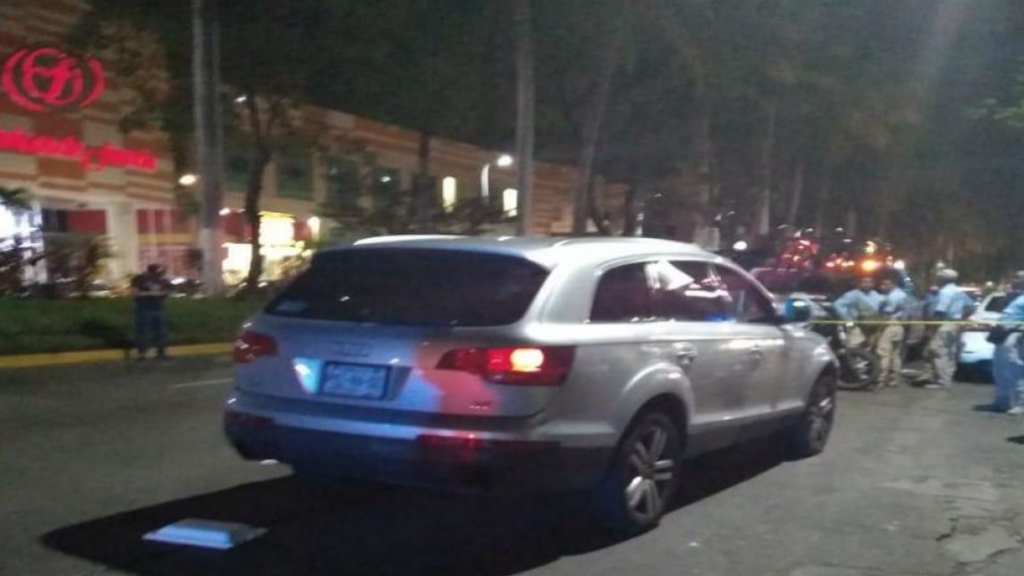 Balean a dos frente a centro comercial en Acapulco