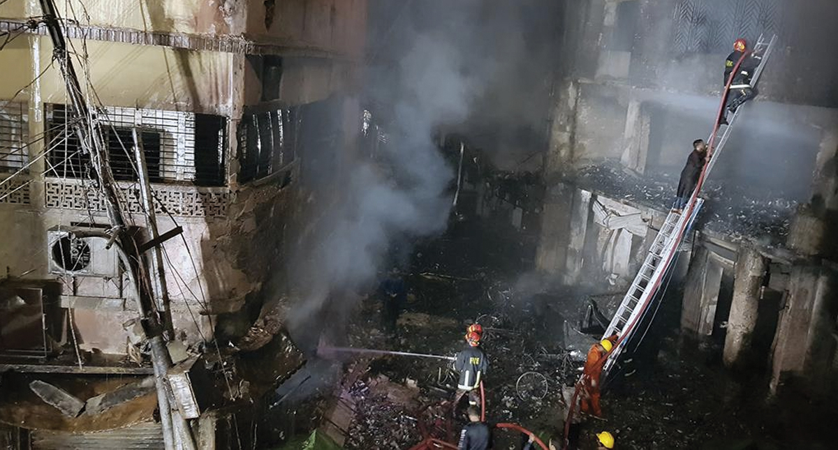 #Video Incendio deja al menos 45 muertos en Bangladesh #Video Incendio deja al menos 45 muertos en Bangladesh
