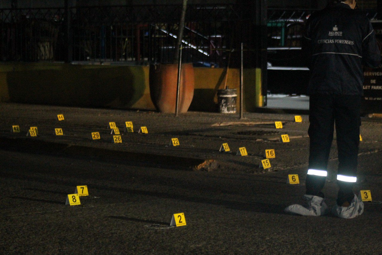 Comando dispara contra clientes de bar en Puerto Vallarta y mata a mujer - bar-4