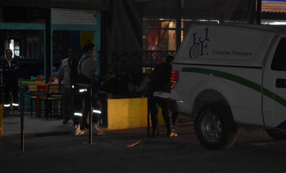Comando dispara contra clientes de bar en Puerto Vallarta y mata a mujer - bar
