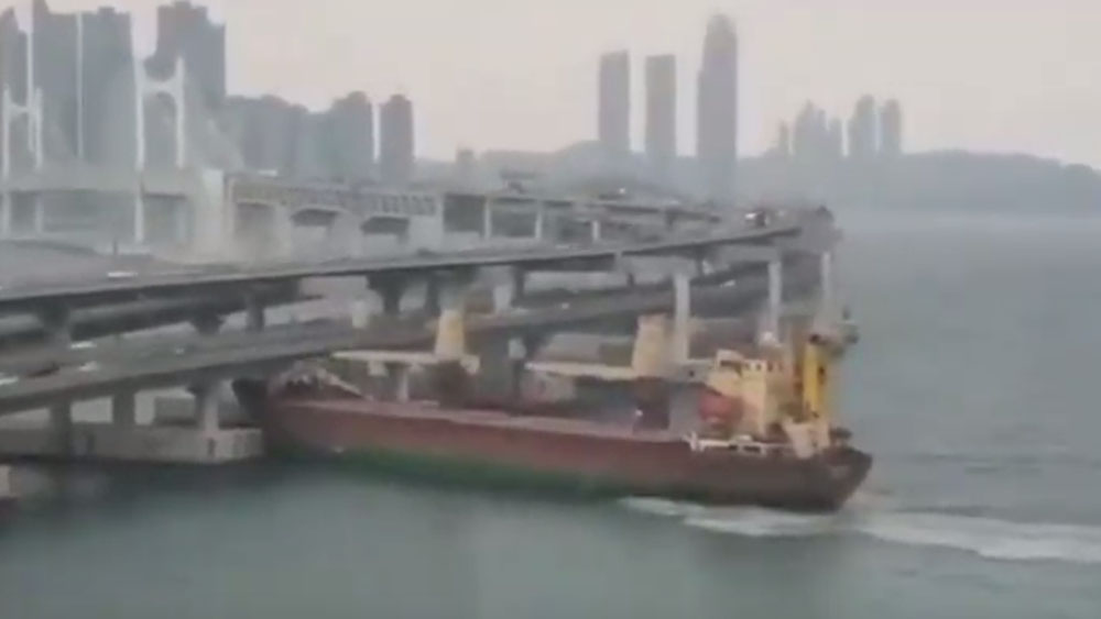 #Video Barco ruso se estrella contra puente en Corea del Sur