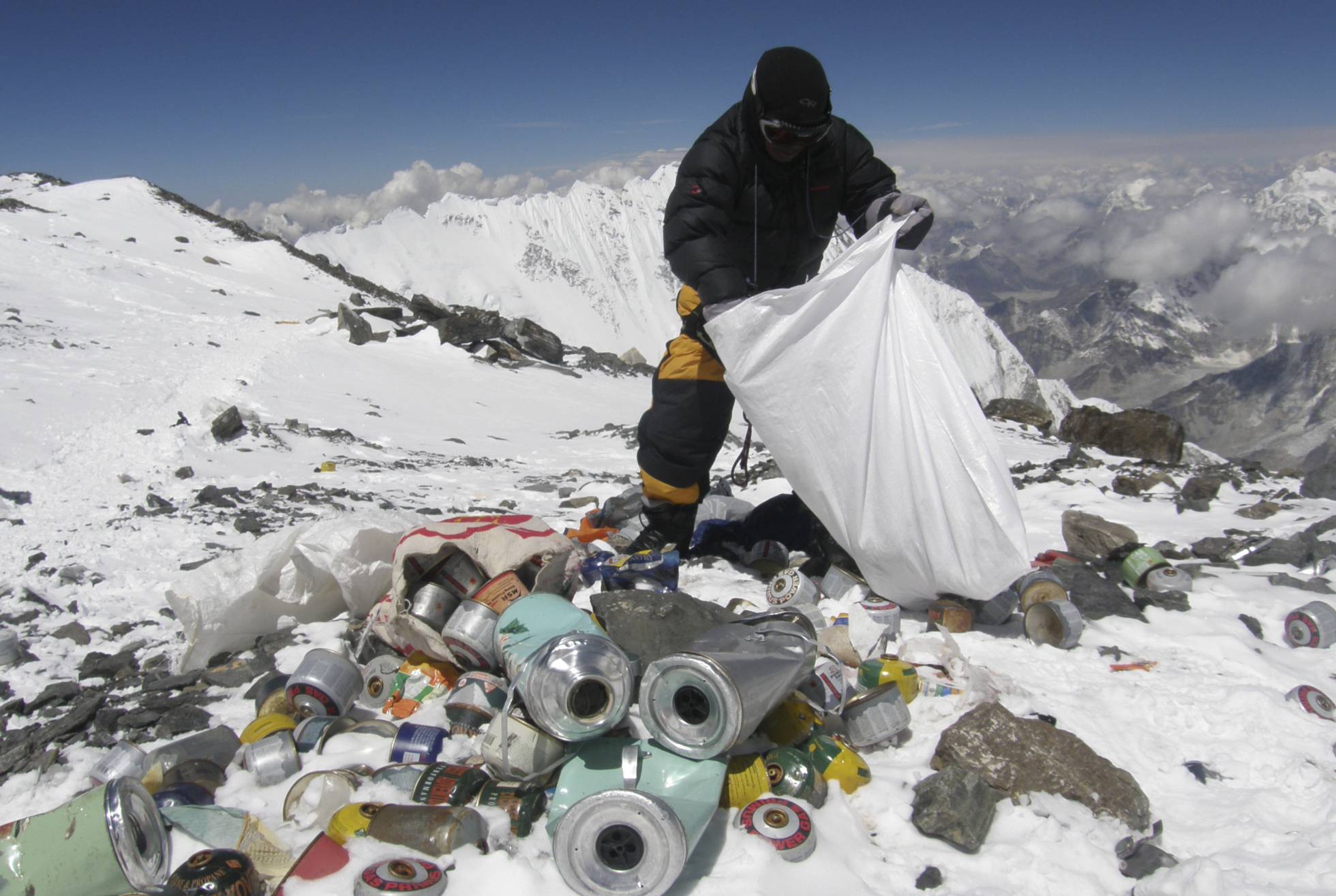 China cierra sus accesos al Monte Everest por acumulación de basura
