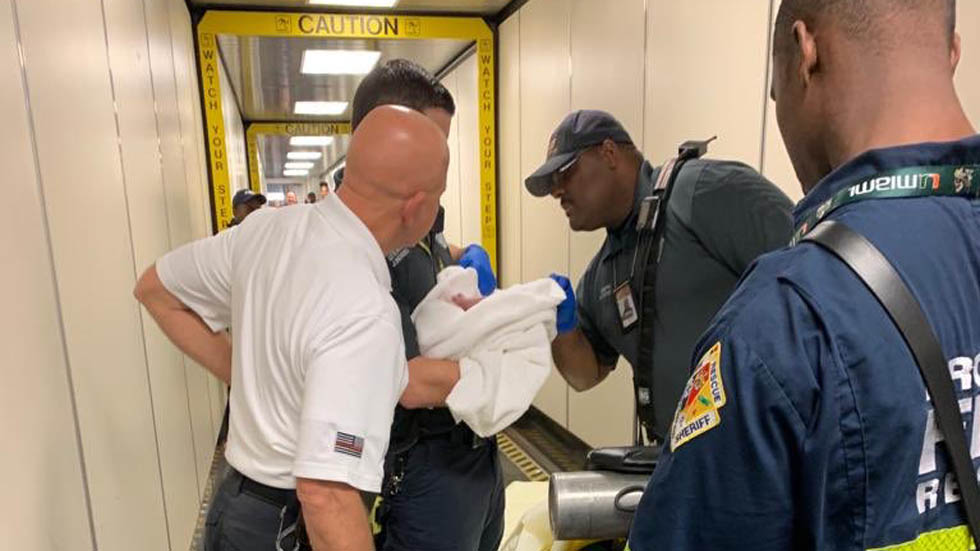 Bebé nace en pleno vuelo de Puerto Rico a Florida