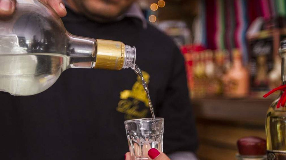 Alertan por bebidas adulteradas para abusar sexualmente de jóvenes en Puebla