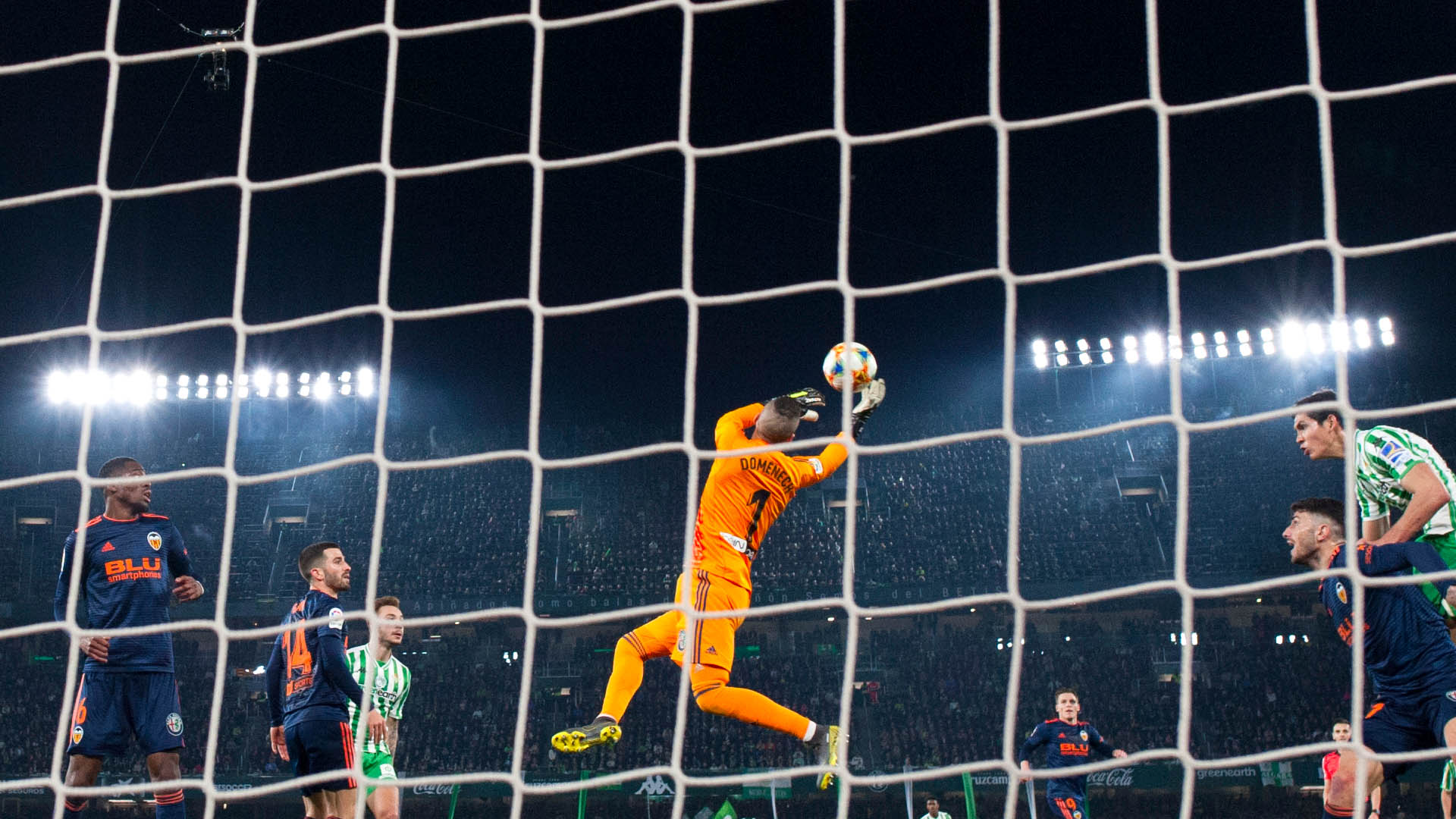 Valencia empata a dos goles con el Betis en semifinal de la Copa del Rey