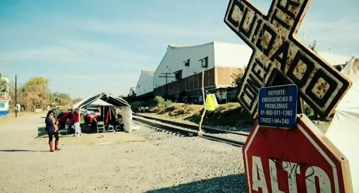 Maestros de la CNTE vuelven a bloquear vías férreas en Lázaro Cárdenas