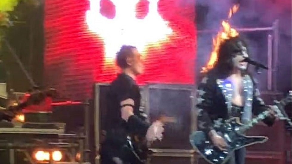 #Video Pelo de guitarrista se incendia durante concierto - bobby-jensen-cantando-con-el-cabello-en-llamas