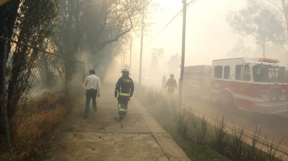 Quema de pastizales pudo detonar incendio en Xochimilco - bomberos-acudiendo-al-incendio-en-xochimilco