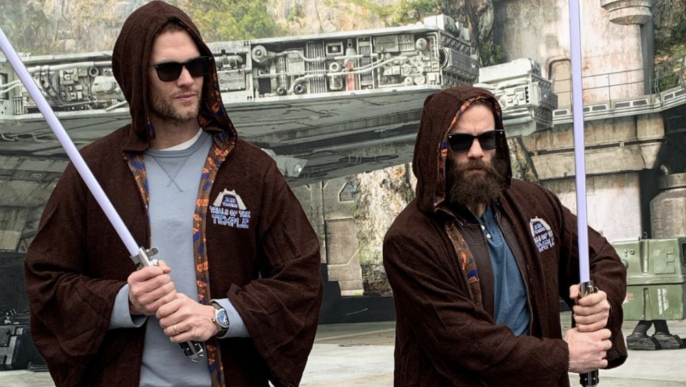 Julian Edelman y Tom Brady celebran en Disney