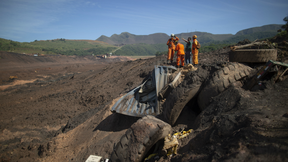 Sube a 121 el número de muertos por desastre minero en Brasil
