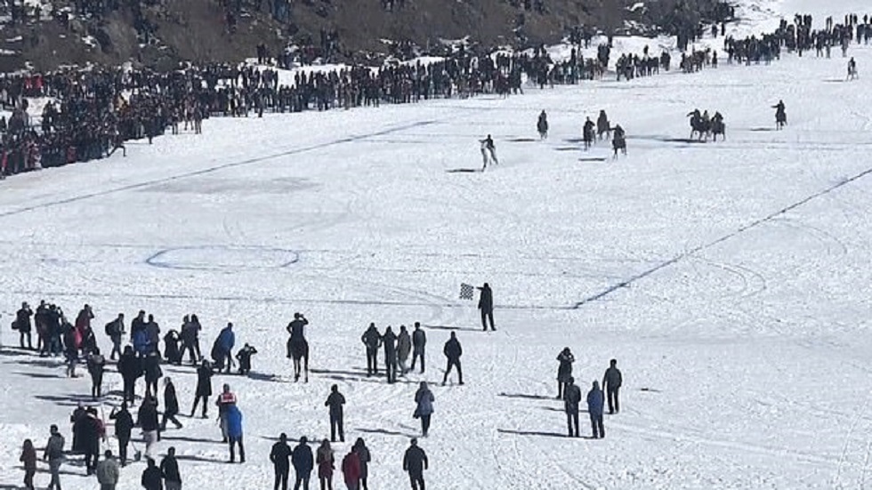 #Video Caballos de carrera casi aplastan a aficionados - caballos-en-carrera