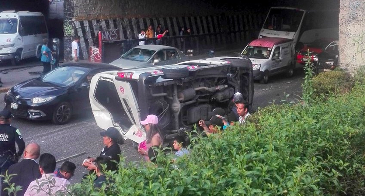 Cae combi de puente de Periférico en Naucalpan, hay cuatro lesionados