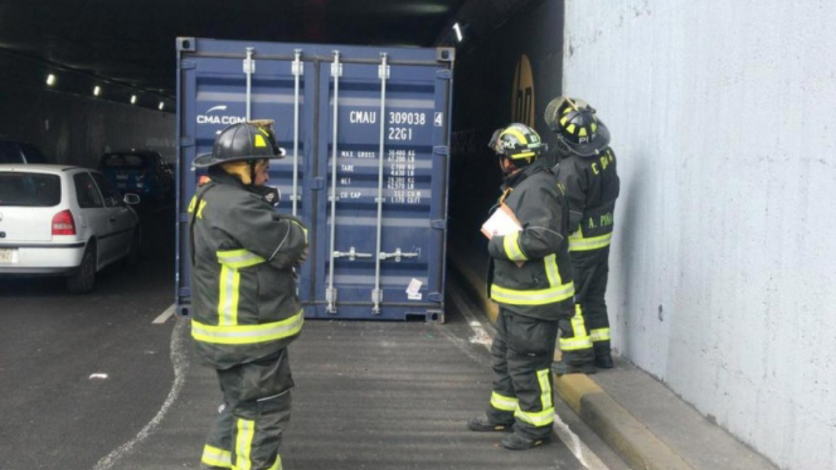 Cae contenedor de tráiler en desnivel de Viaducto