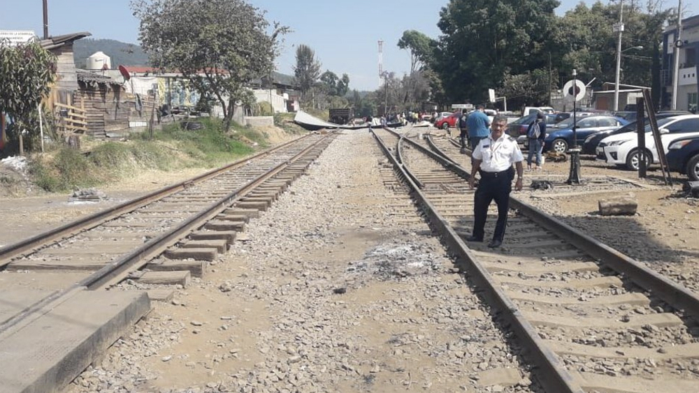 CNTE libera tramo ferroviario de Caltzontzin