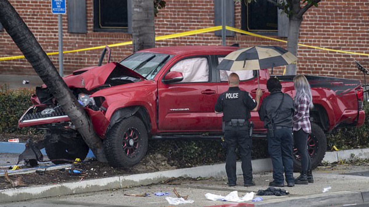 #Video Intentan levantar camioneta para rescatar a peatones atropellados