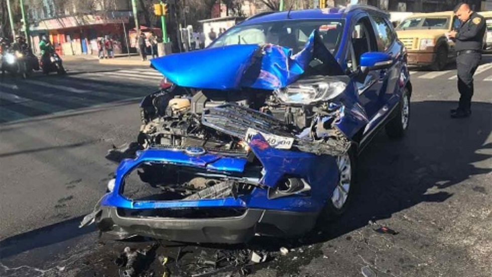 Ambulancia embiste a reporteros que cubrían accidente en Eje Central - camioneta-que-choco-a-la-ambulancia