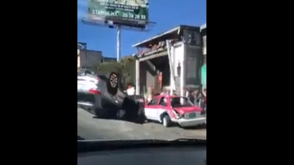 #Video Taxista provoca volcadura de camioneta en la México-Toluca
