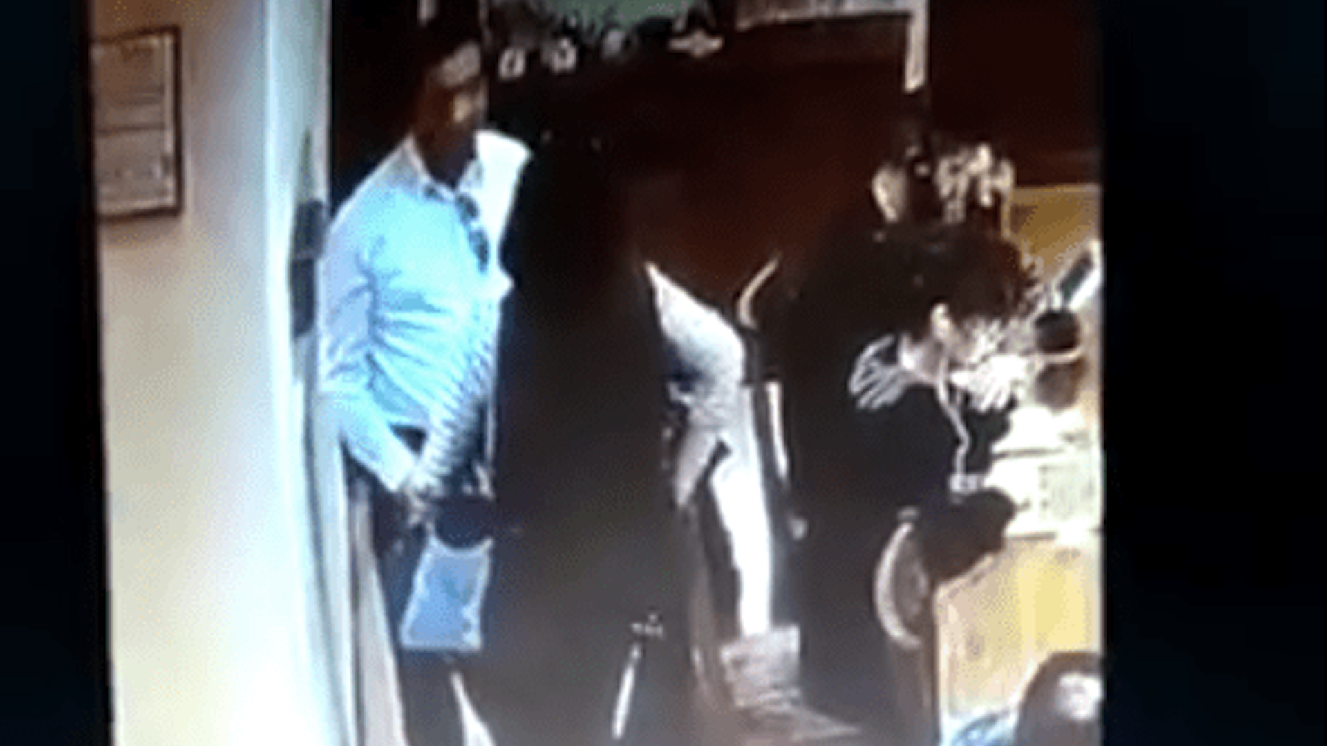#Video Pareja roba cartera de mujer en la Condesa