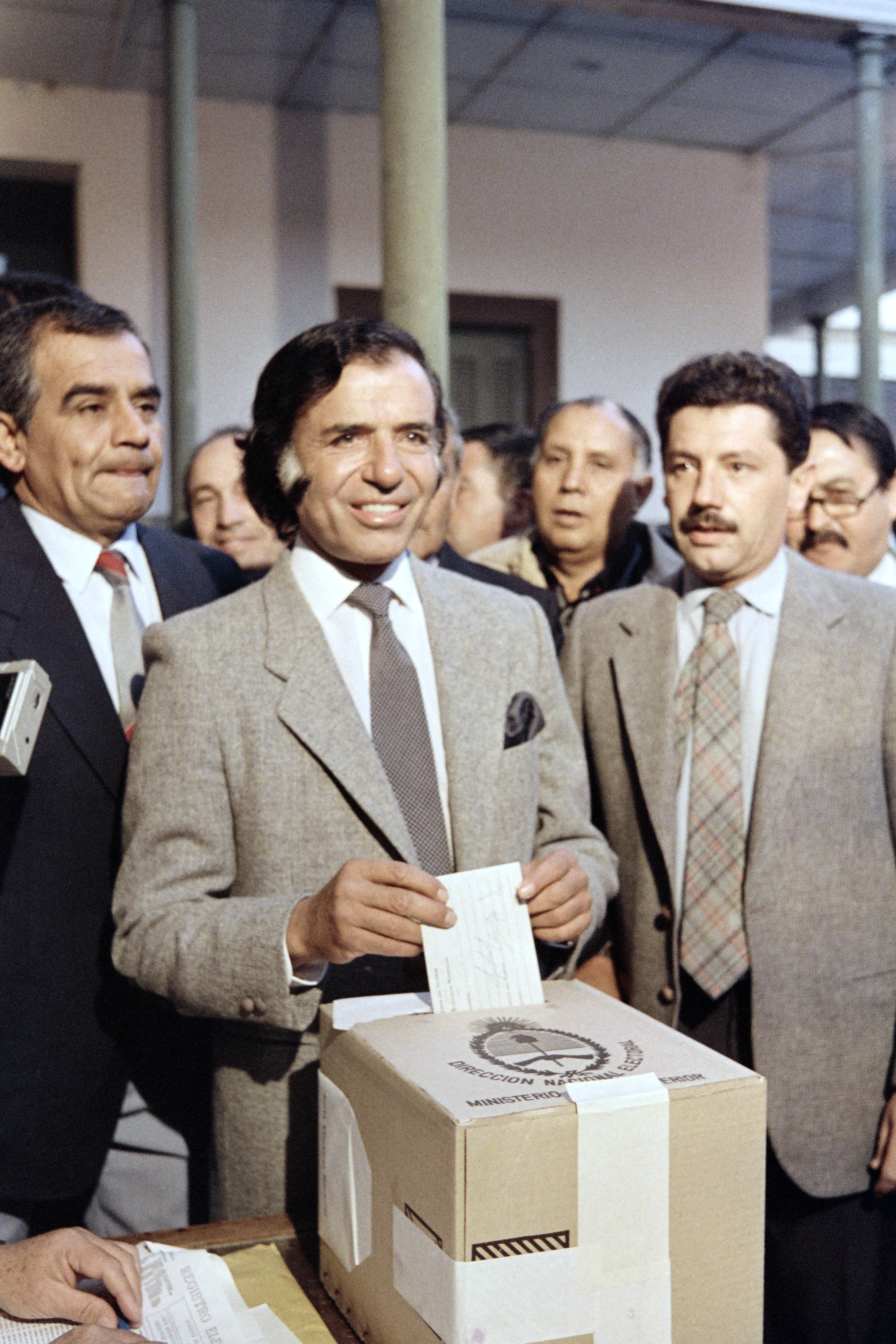 Absuelven a Menem y condenan a exjuez por encubrir atentado en Argentina - carlos-menem-presidencia-1989