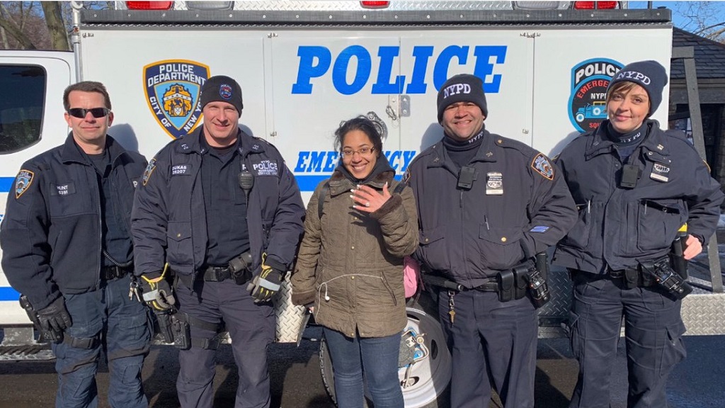 Policías de Nueva York devuelven anillo de compromiso a joven en Día del Amor