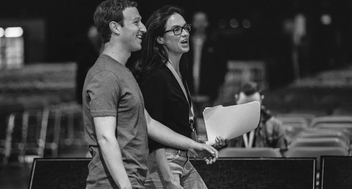 Jefa de Relaciones Públicas deja Facebook Jefa de Relaciones Públicas deja Facebook