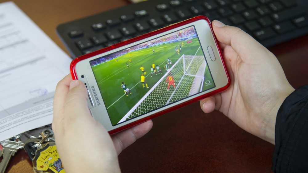 Consumo de internet móvil será mayor al de banda ancha en 2020: PwC