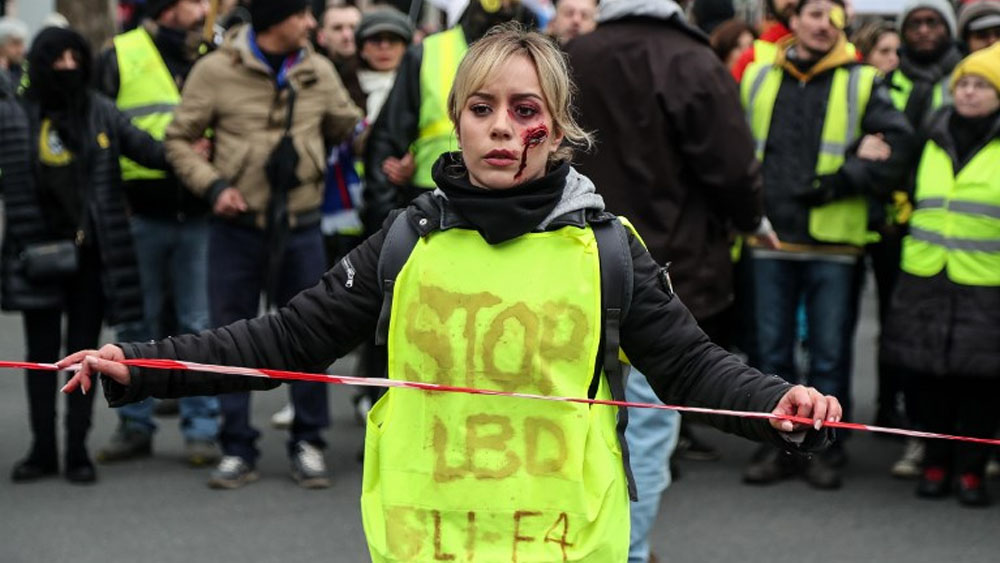 Chalecos amarillos protestan contra violencia policial en Francia