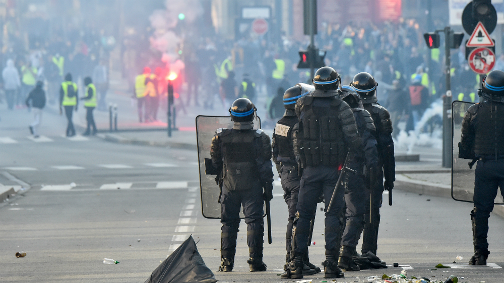 Movilizan a militares por chalecos amarillos en Francia