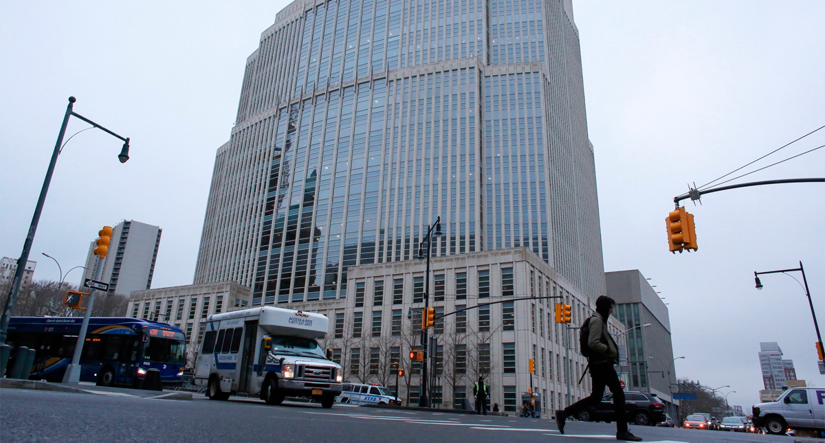 Detienen a hombre que fingió ser familiar del Chapo durante juicio Detienen a hombre que fingió ser familiar del Chapo durante juicio